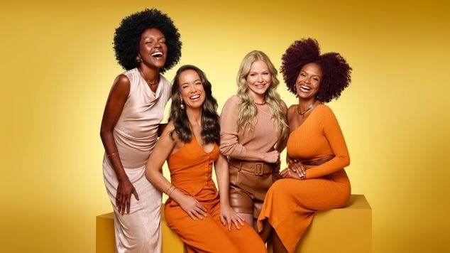 Quatro meninas sorrindo com cabelos brilhantes após coloração